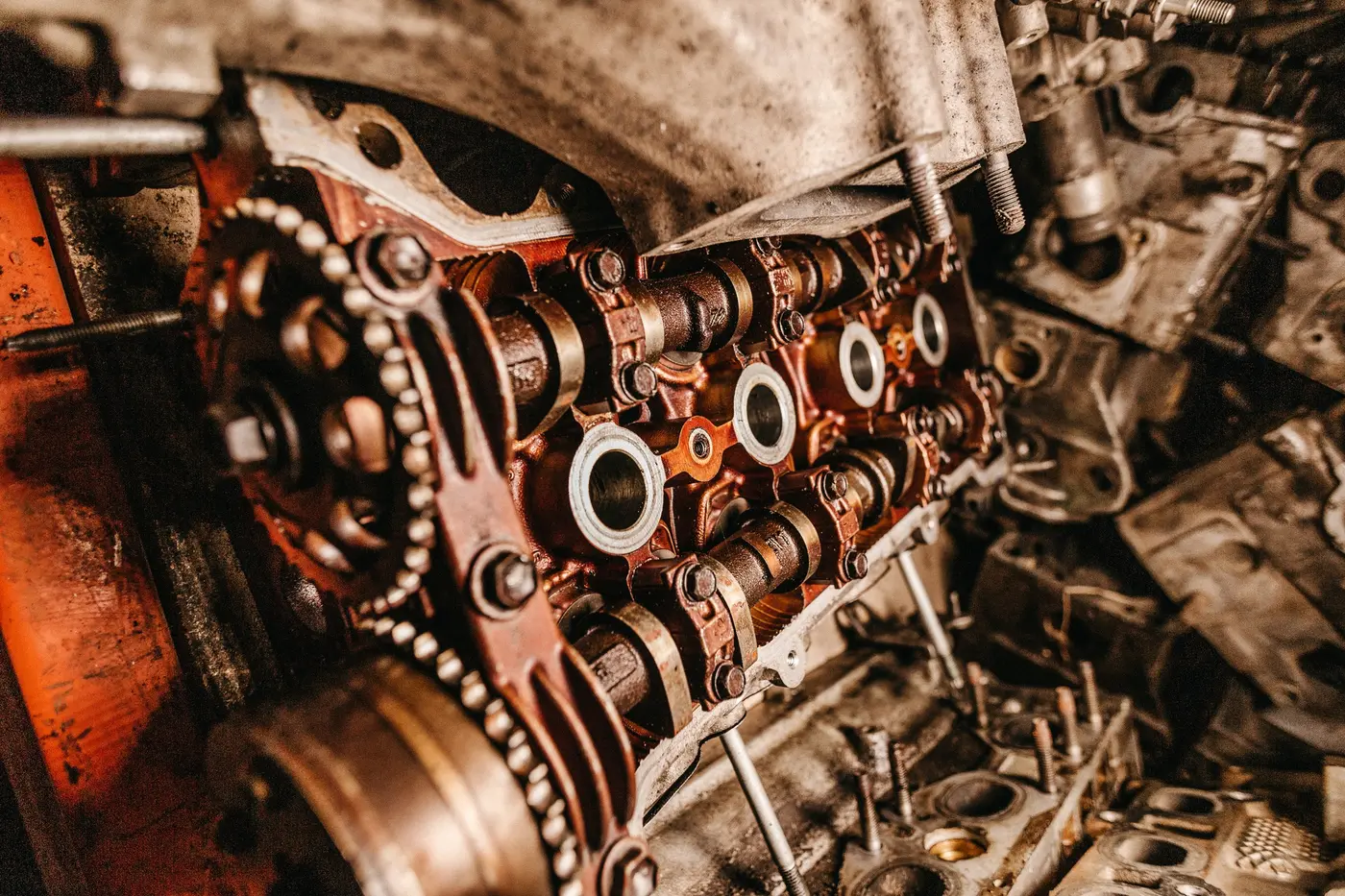 Motor de automóvil que representa la trayectoria de Vicaria desde 1954